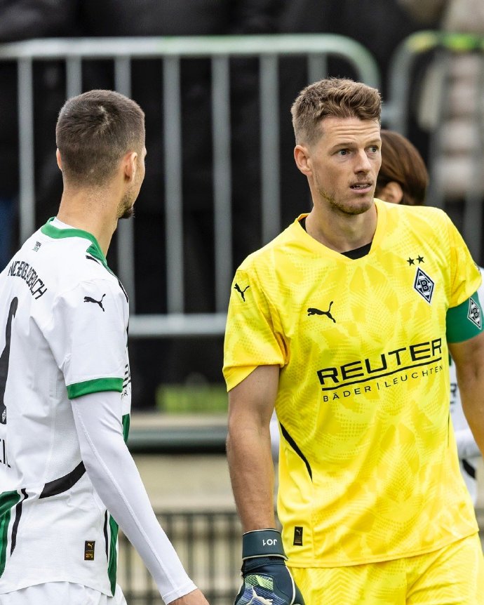 门兴格拉德巴赫球迷为队内最佳射手送上掌声 门兴格拉德巴赫球迷为队内最佳射手送上掌声