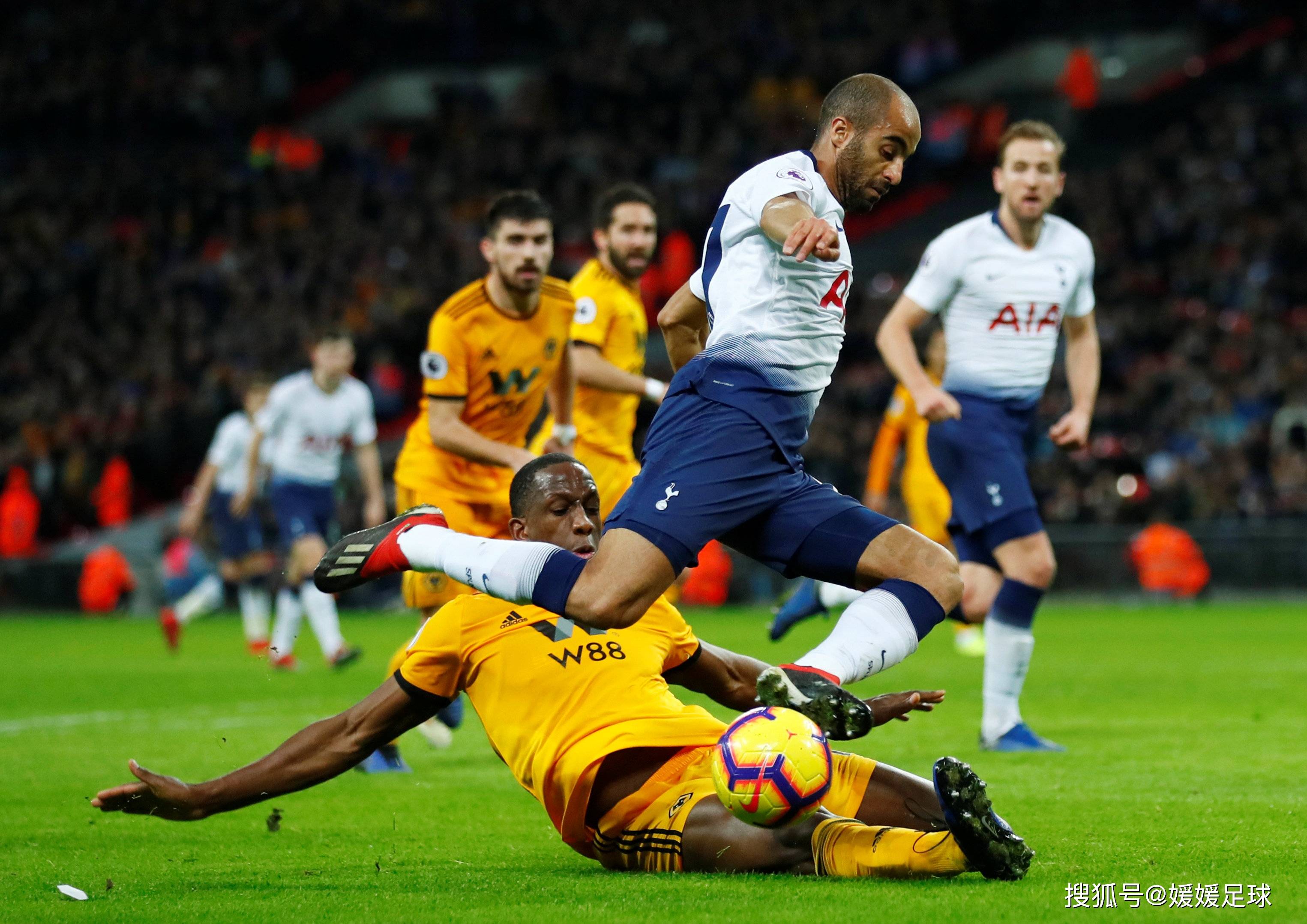 威廉希尔app-激烈对决的足球比赛引发球迷热烈讨论