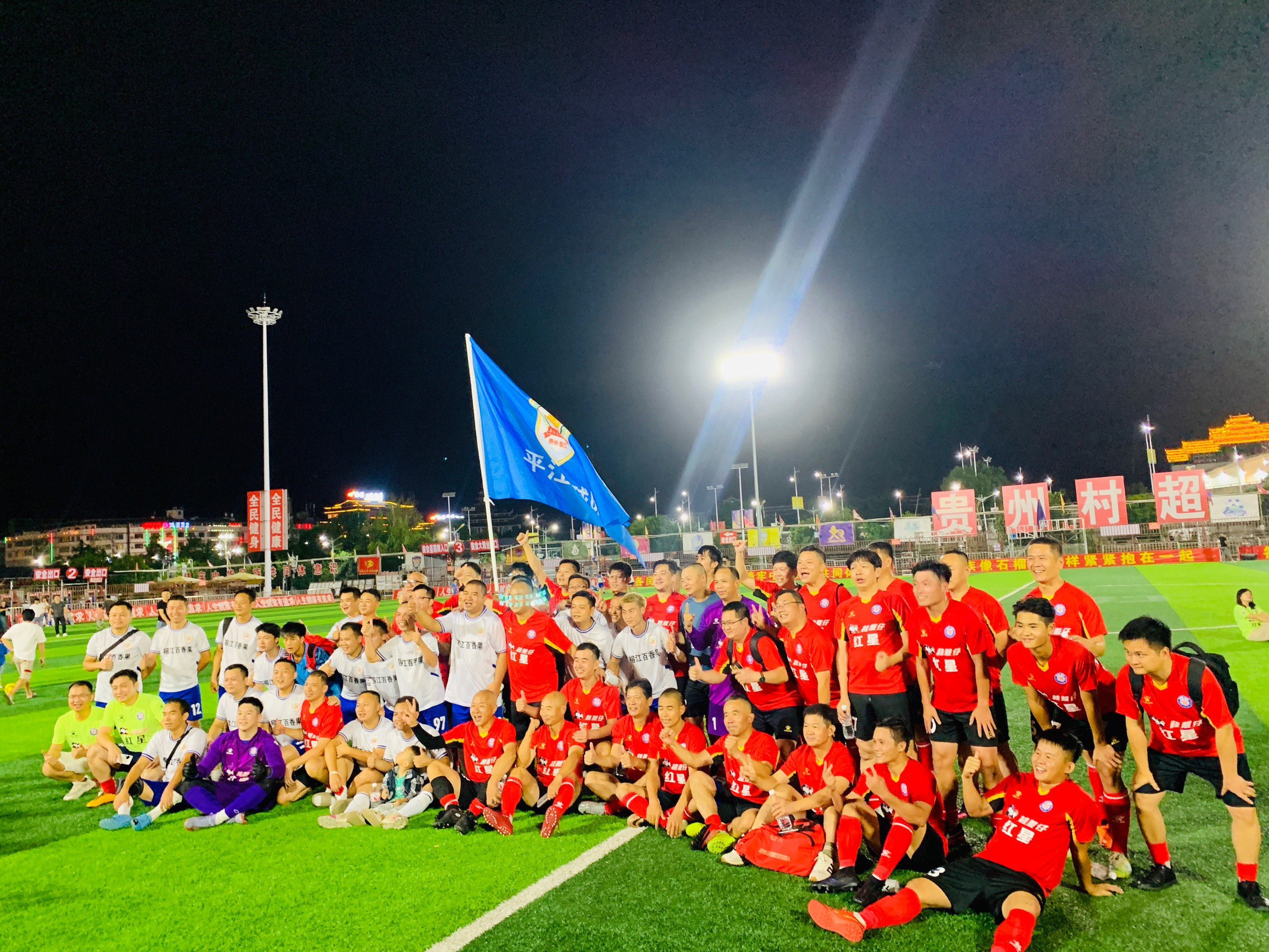 球员们为了胜利拼尽全力,赛场上充满激情 球员们为了胜利拼尽全力,赛场上充满激情