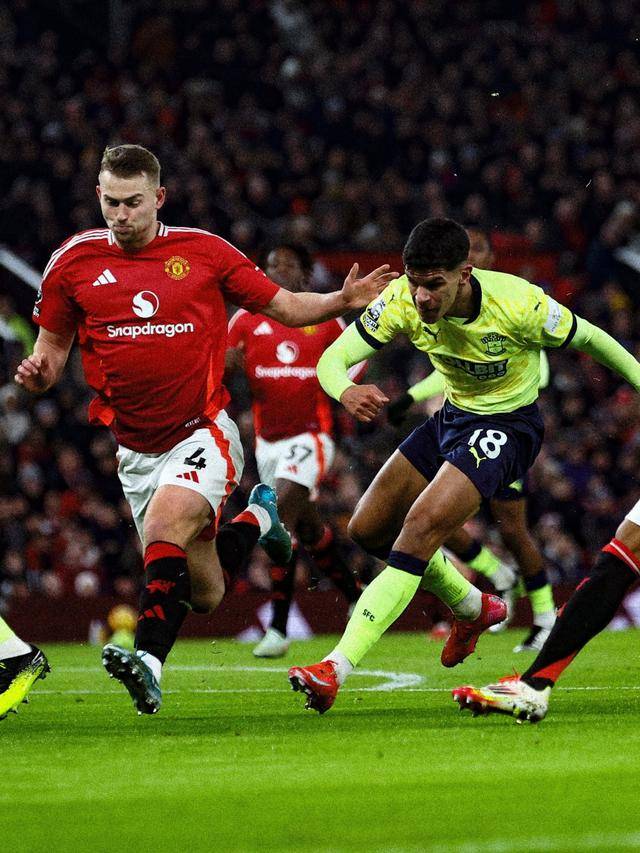 曼联主场逼平南安普顿,锁定下赛季欧战席位 曼联主场逼平南安普顿,锁定下赛季欧战席位