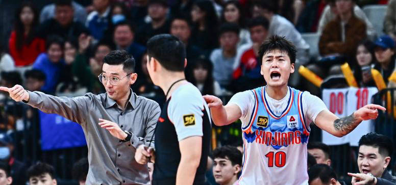 队友助攻得分!球员砍下关键得分助队取胜 队友助攻得分!球员砍下关键得分助队取胜