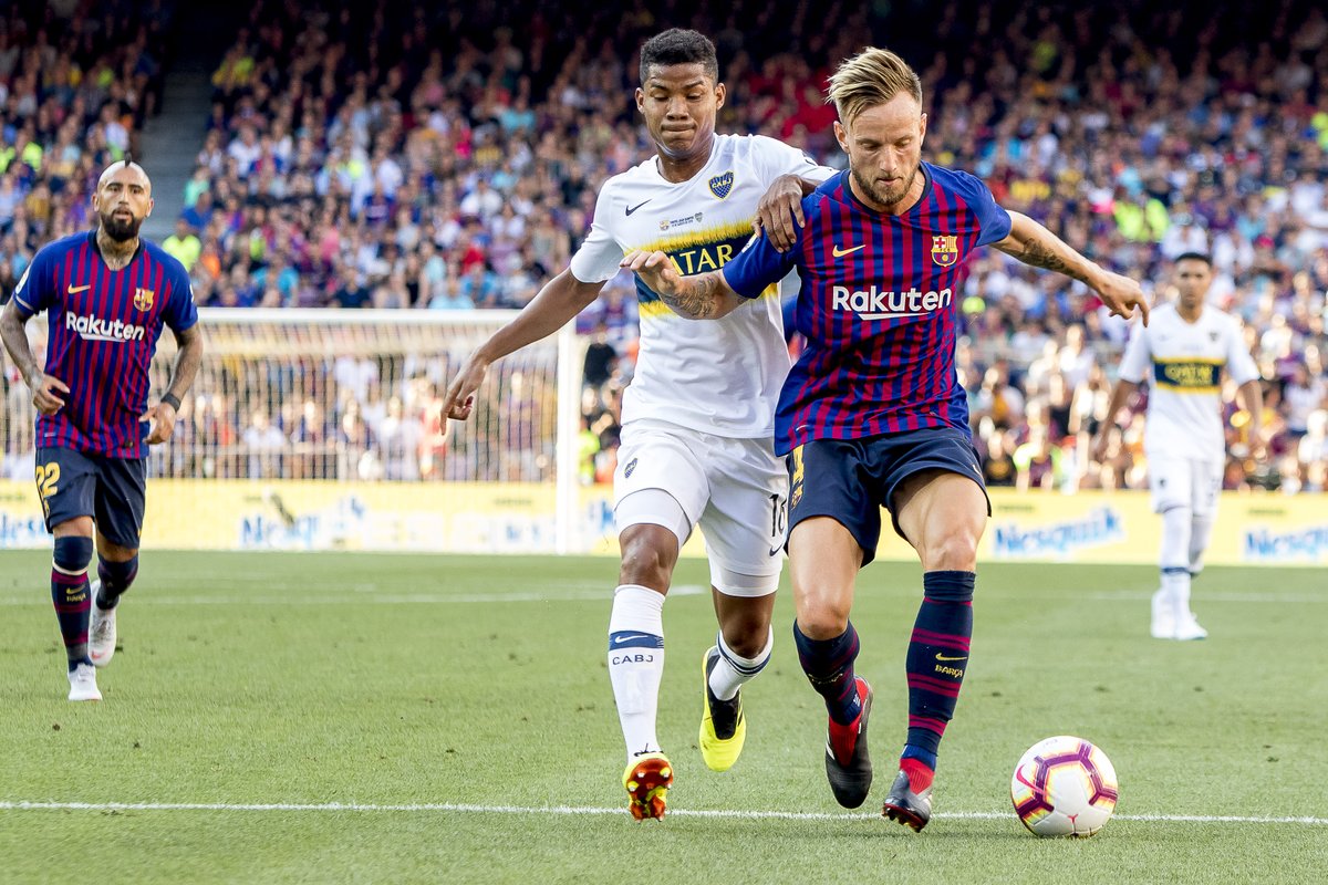 巴萨中场拉基蒂奇持球过人,展现个人技术 巴萨中场拉基蒂奇持球过人,展现个人技术