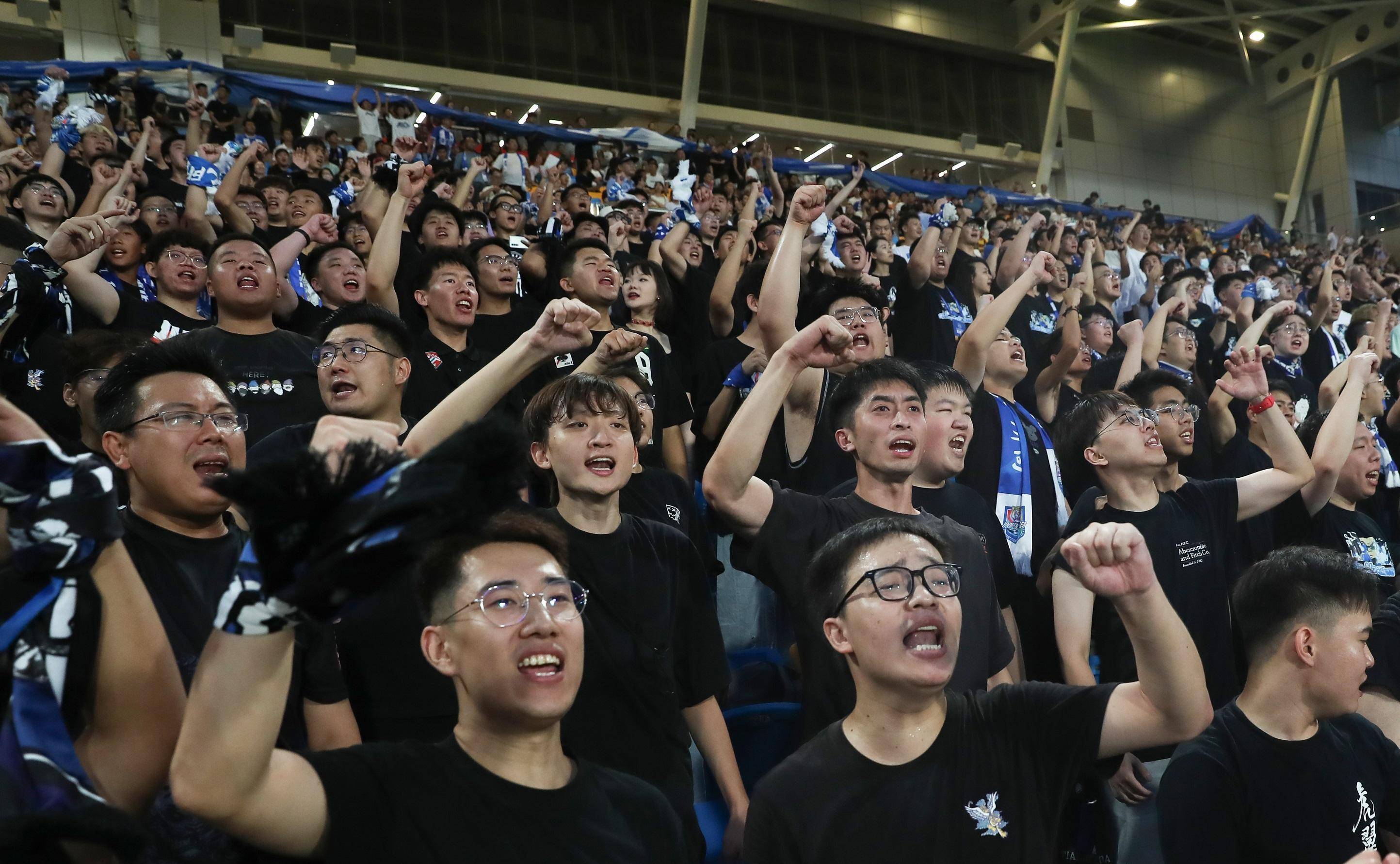 紧张比赛现场热闹非凡,球迷尽情欢呼 紧张比赛现场热闹非凡,球迷尽情欢呼