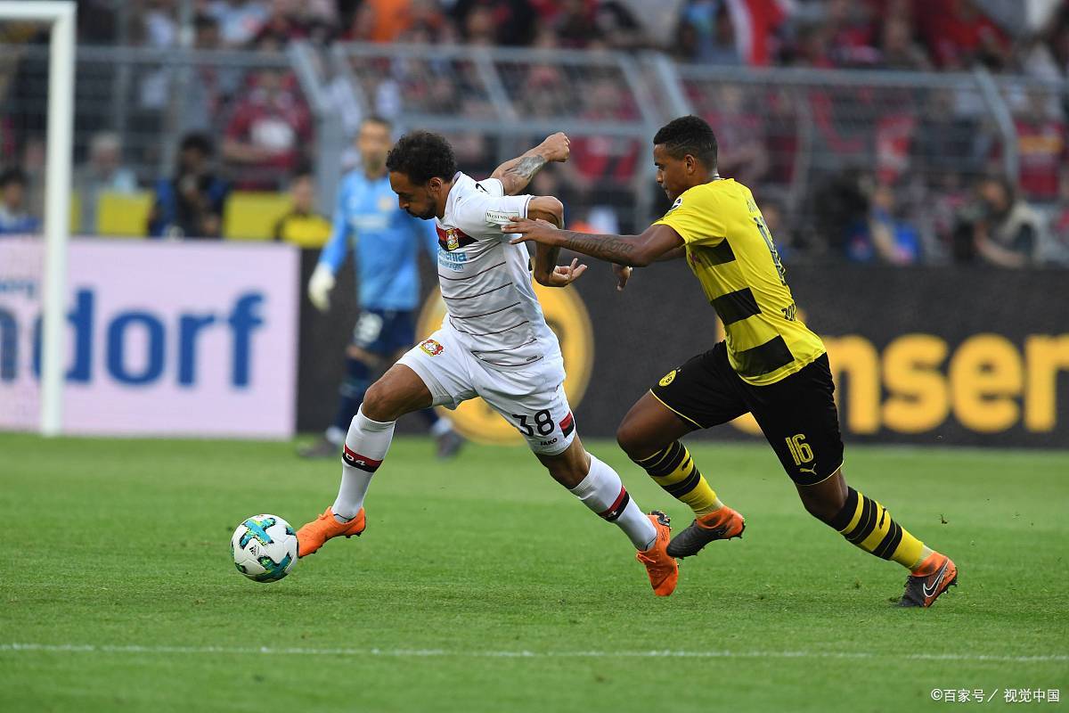 捷克队在欧预赛中打破对手防线 捷克队在欧预赛中打破对手防线