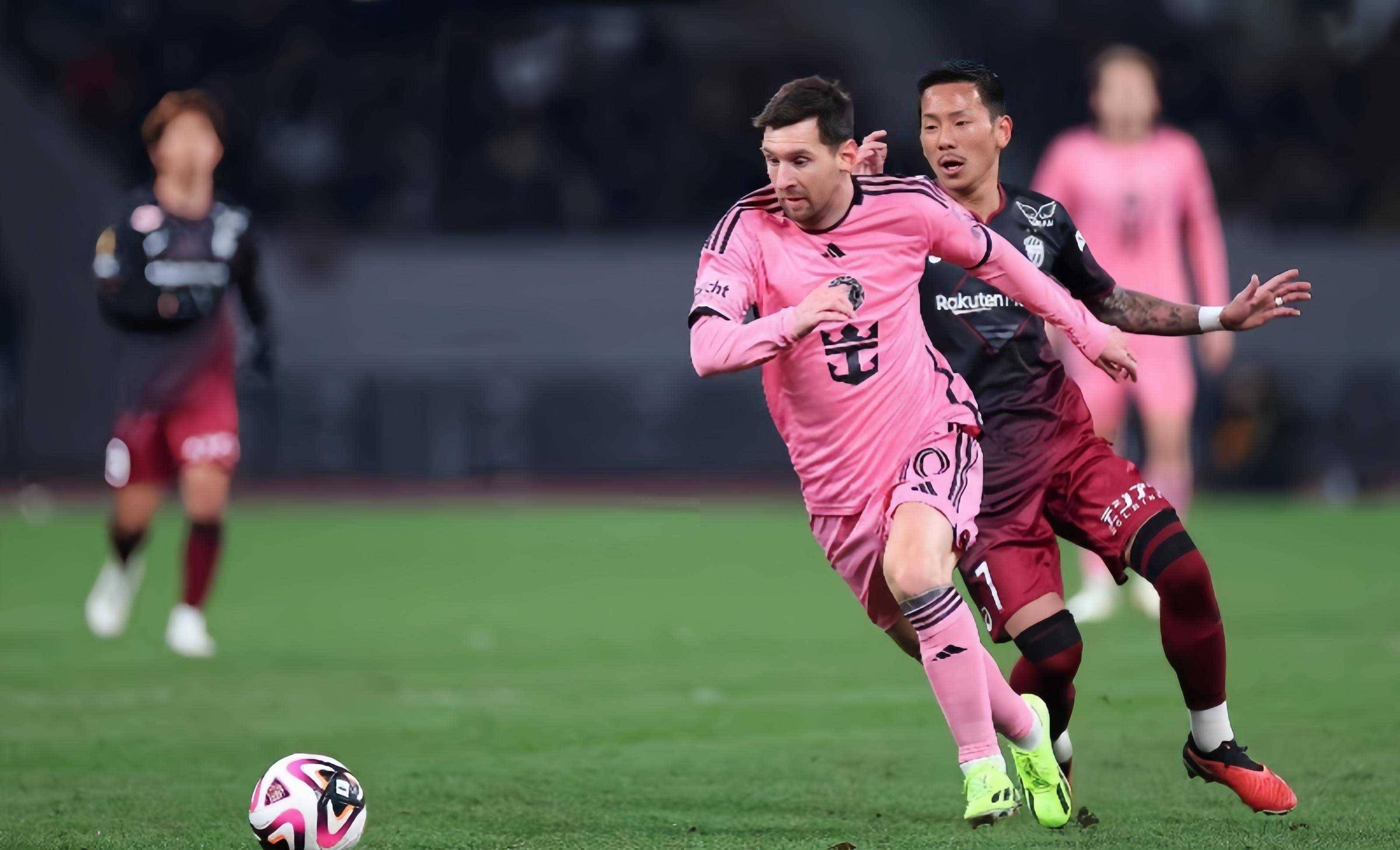 巴萨内线稳固防守,梅西带领球队奋力争胜 巴萨内线稳固防守,梅西带领球队奋力争胜