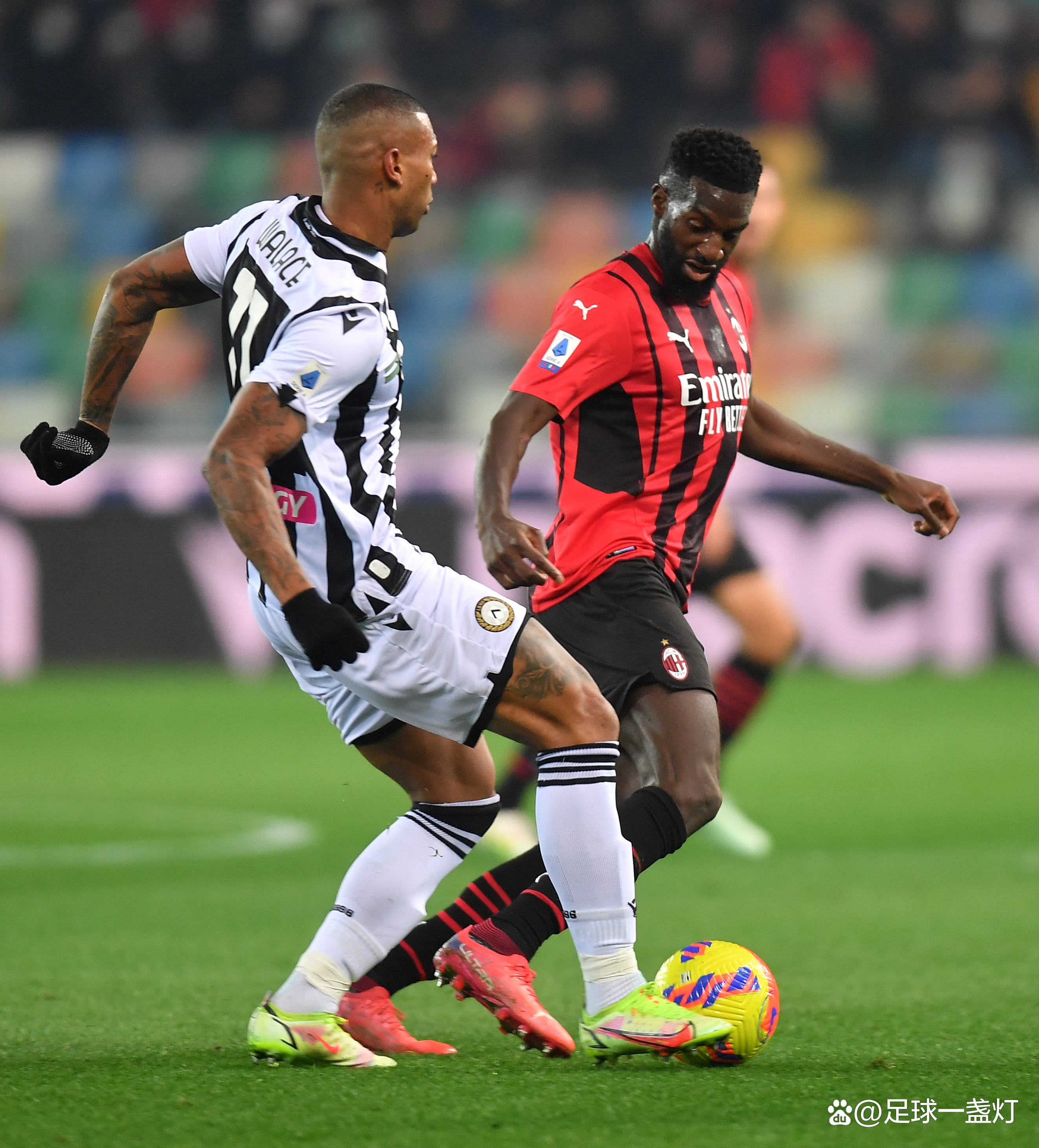 意甲球员场上争斗激烈,技惊四座 意甲球员场上争斗激烈,技惊四座