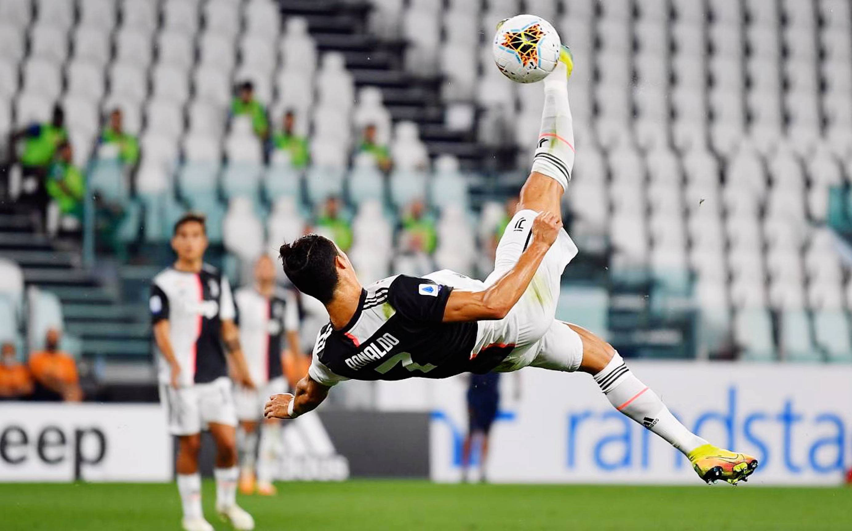 意甲球员场上争斗激烈,技惊四座 意甲球员场上争斗激烈,技惊四座