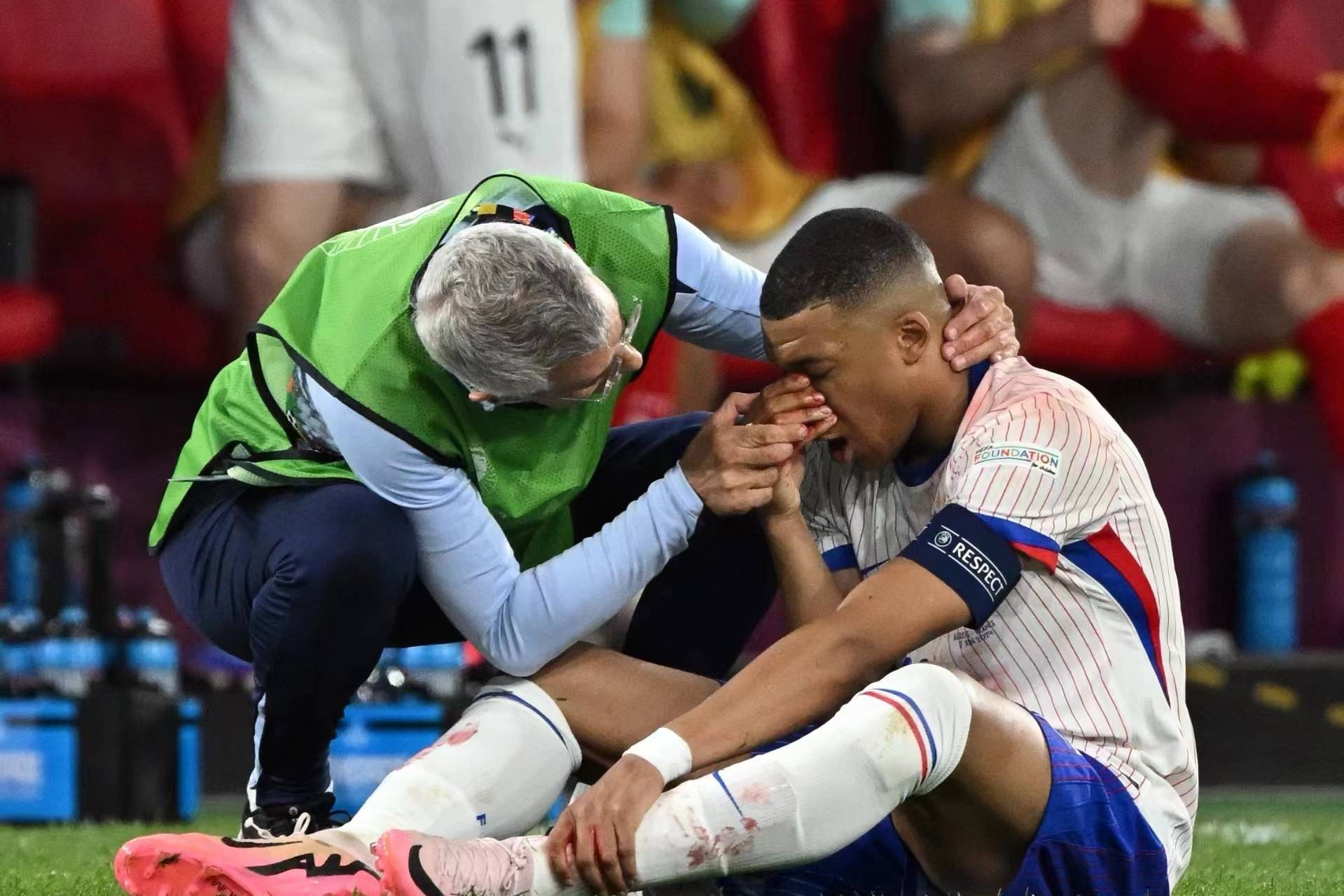 荷兰客场逼平波兰,争夺小组头名 荷兰客场逼平波兰,争夺小组头名