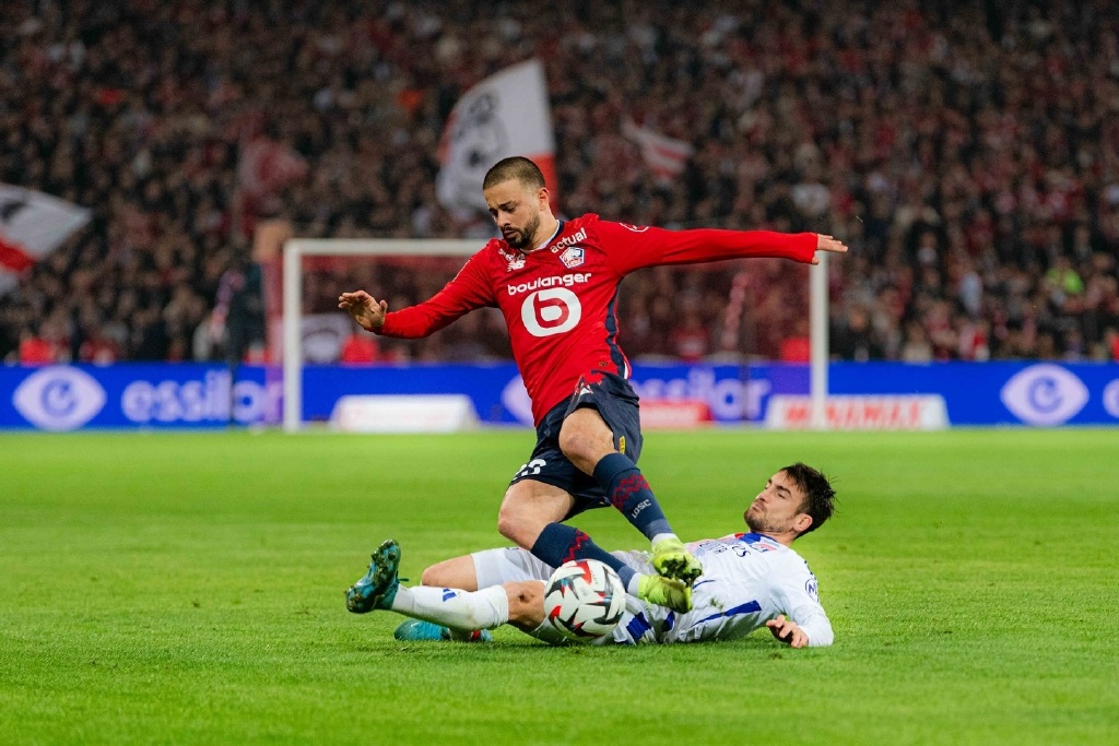 里昂足球俱乐部轻松击败对手,保持领先 里昂足球俱乐部轻松击败对手,保持领先