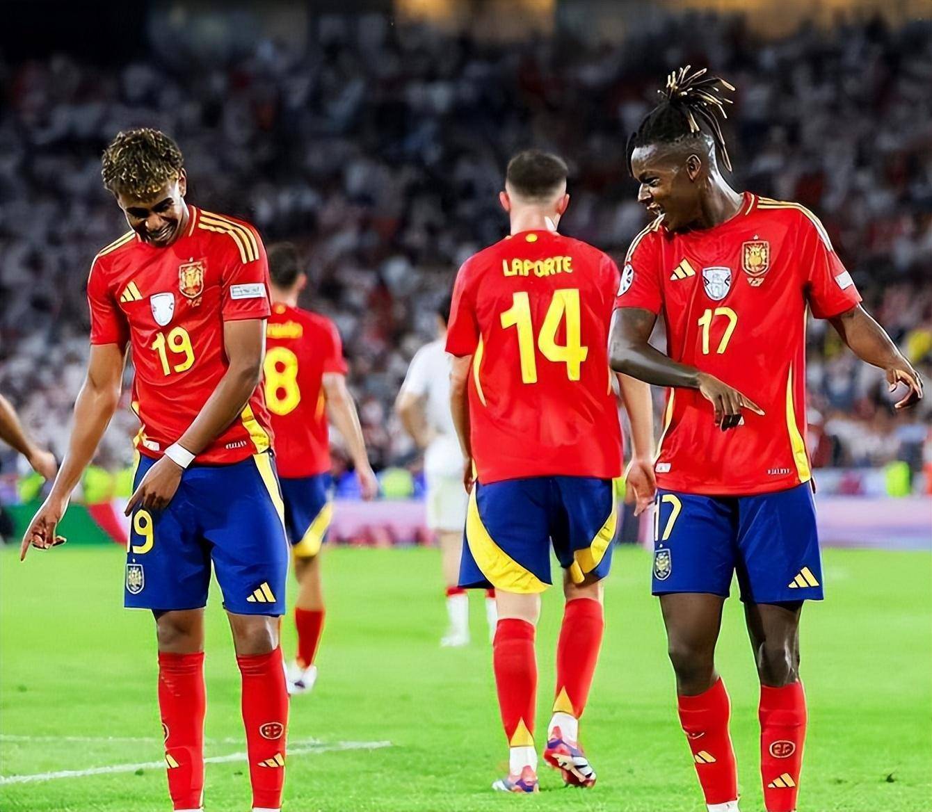 强队在足球比赛中实力碾压对手,士气高昂 强队在足球比赛中实力碾压对手,士气高昂