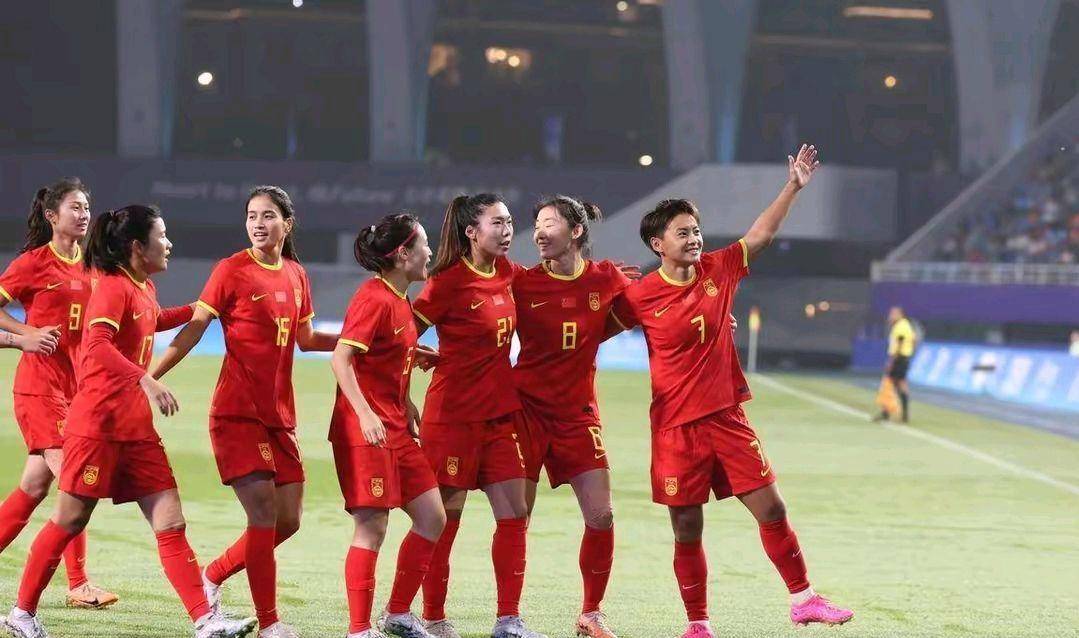 国足队员士气高涨,备战女足大赛 国足队员士气高涨,备战女足大赛