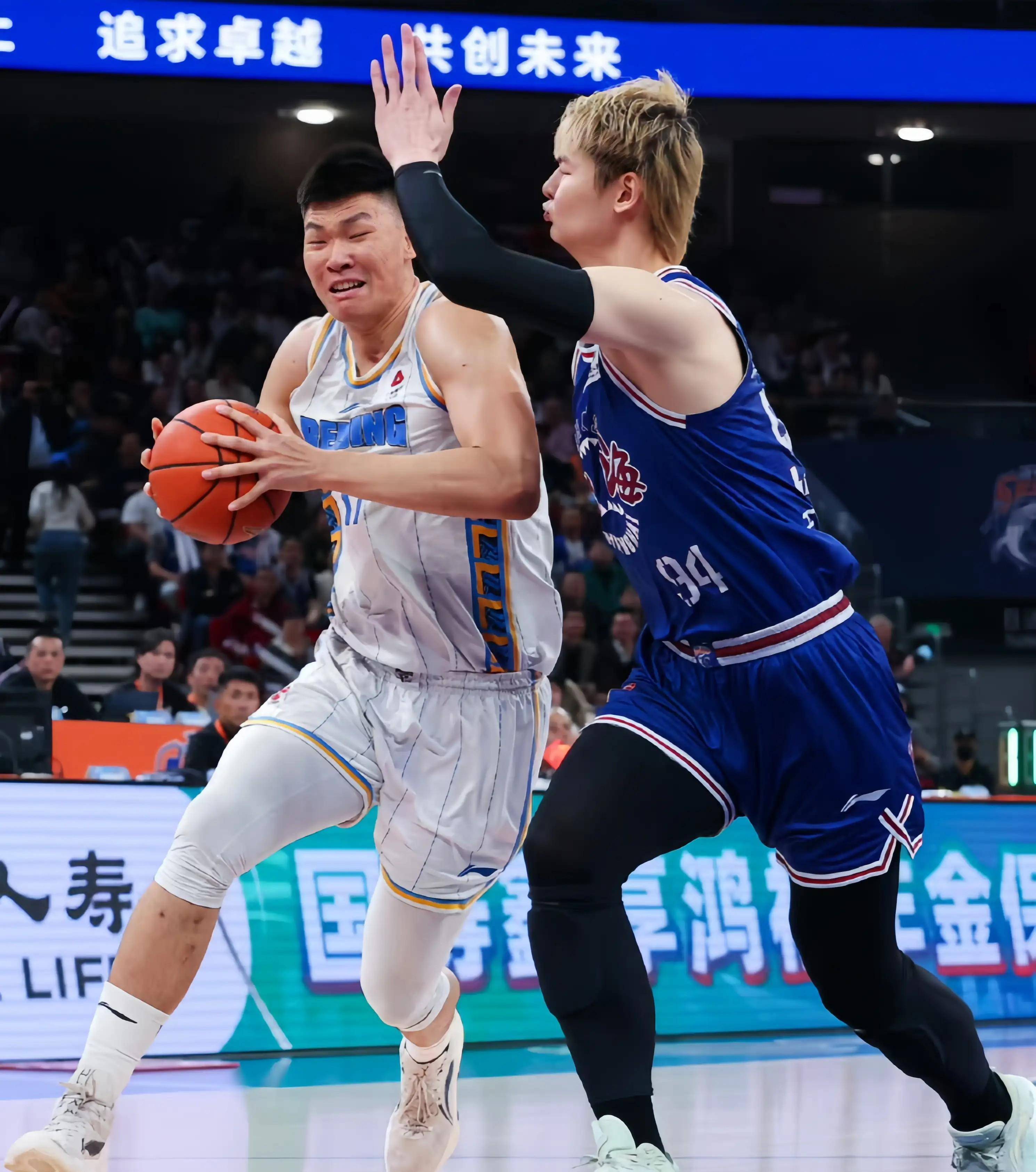 广州队艰难战胜新疆男篮,取得悬殊胜利 广州队艰难战胜新疆男篮,取得悬殊胜利