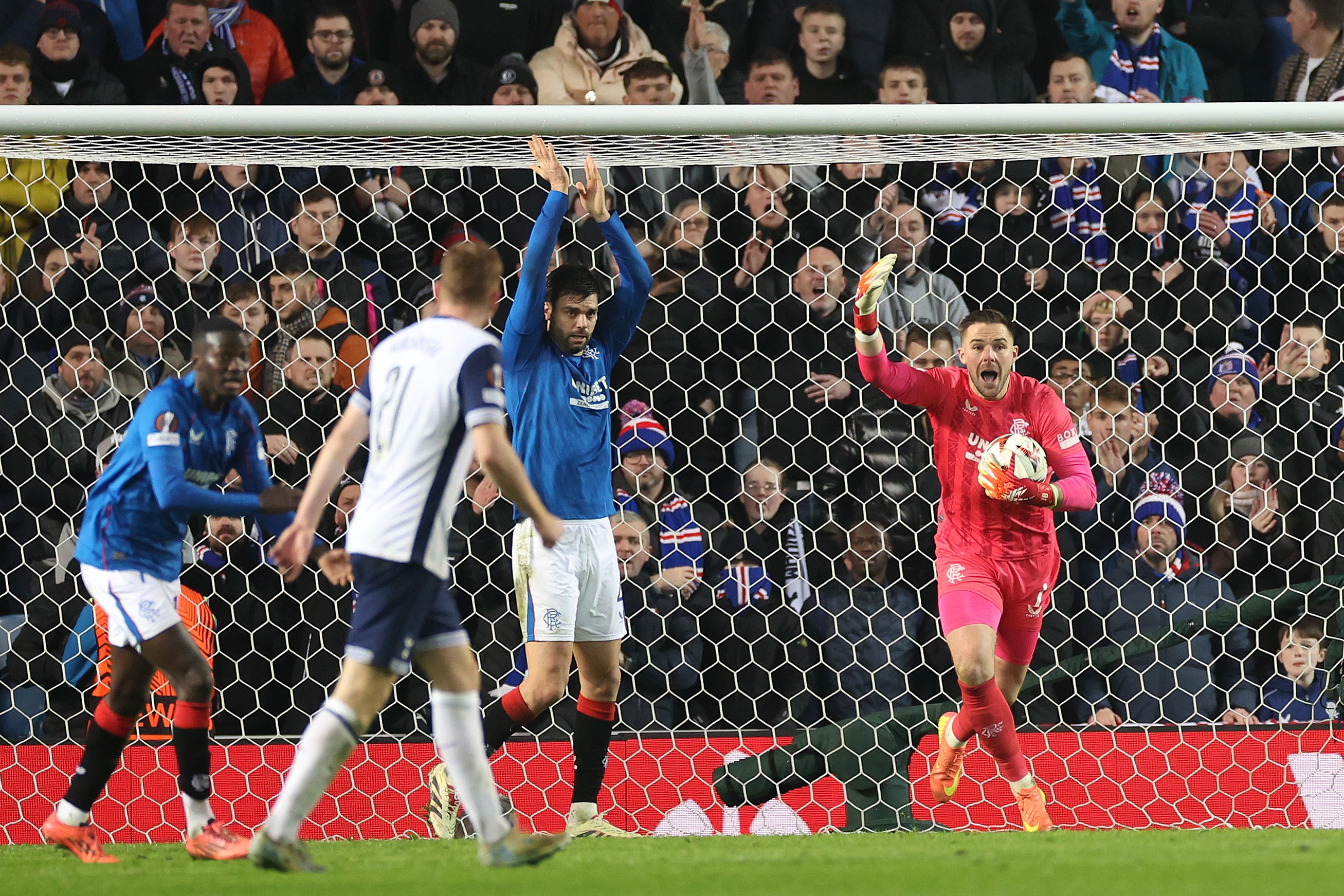 热刺门将出色表现,帮助球队保持不败 热刺门将出色表现,帮助球队保持不败