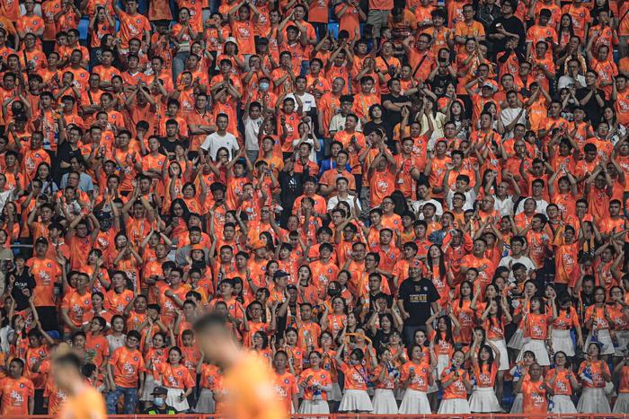 比赛现场智能互动吸引球迷争相参与 比赛现场智能互动吸引球迷争相参与