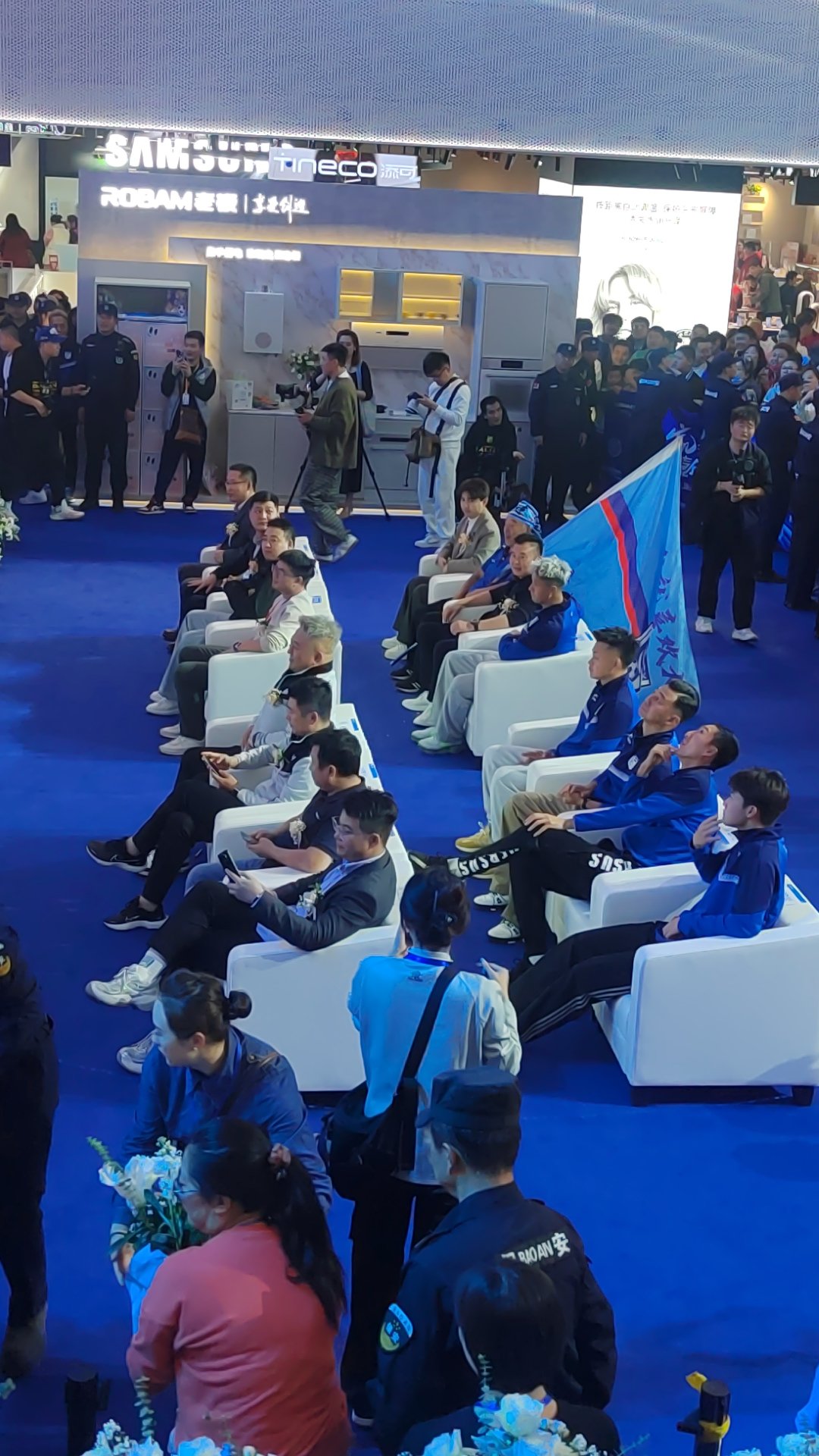 比赛现场智能互动吸引球迷争相参与 比赛现场智能互动吸引球迷争相参与