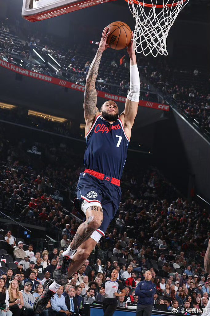 快船大胜马刺,稳占西部前列 快船大胜马刺,稳占西部前列