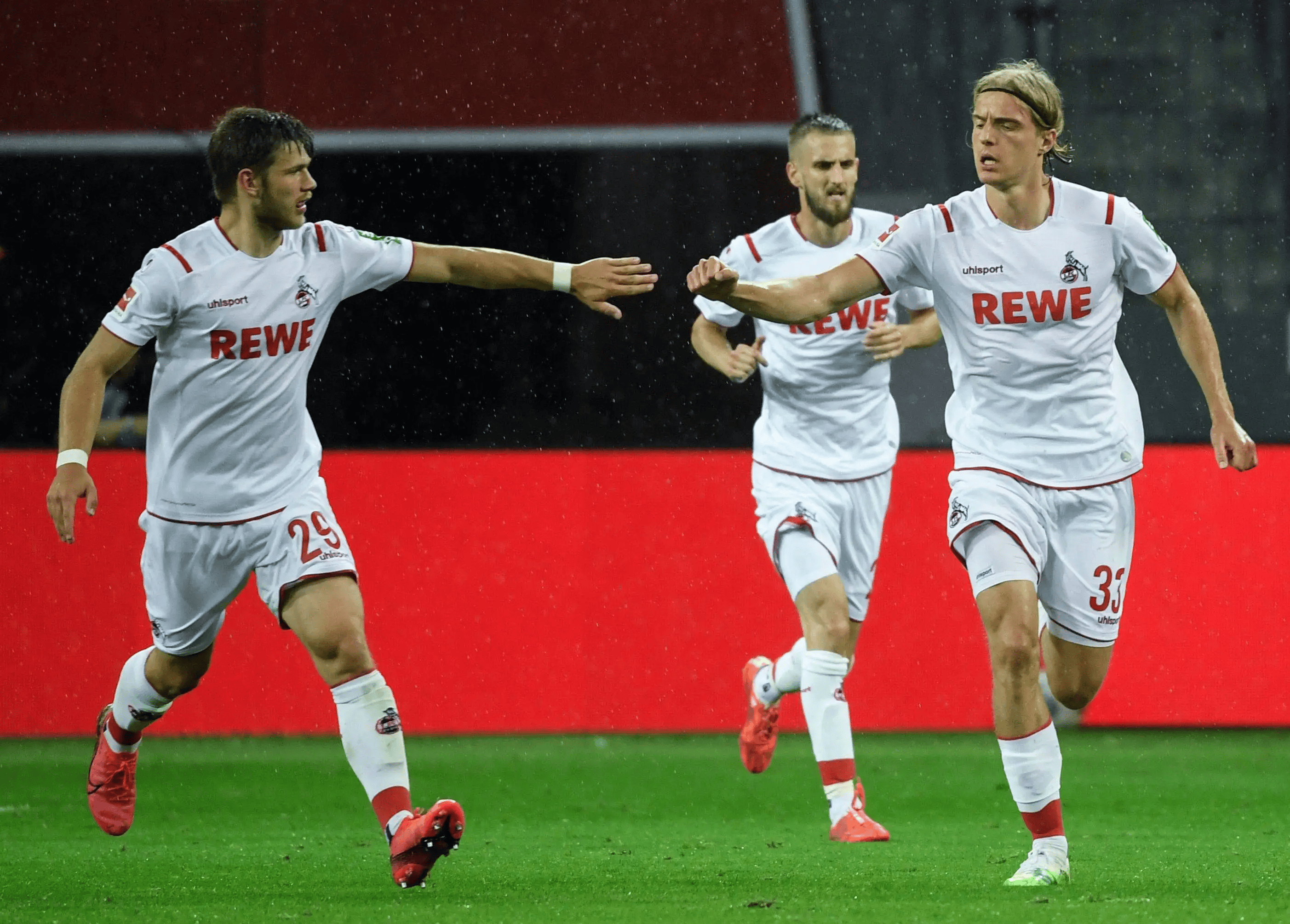 汉诺威96力压慕尼黑联队,夺得激动人心胜利 汉诺威96力压慕尼黑联队,夺得激动人心胜利