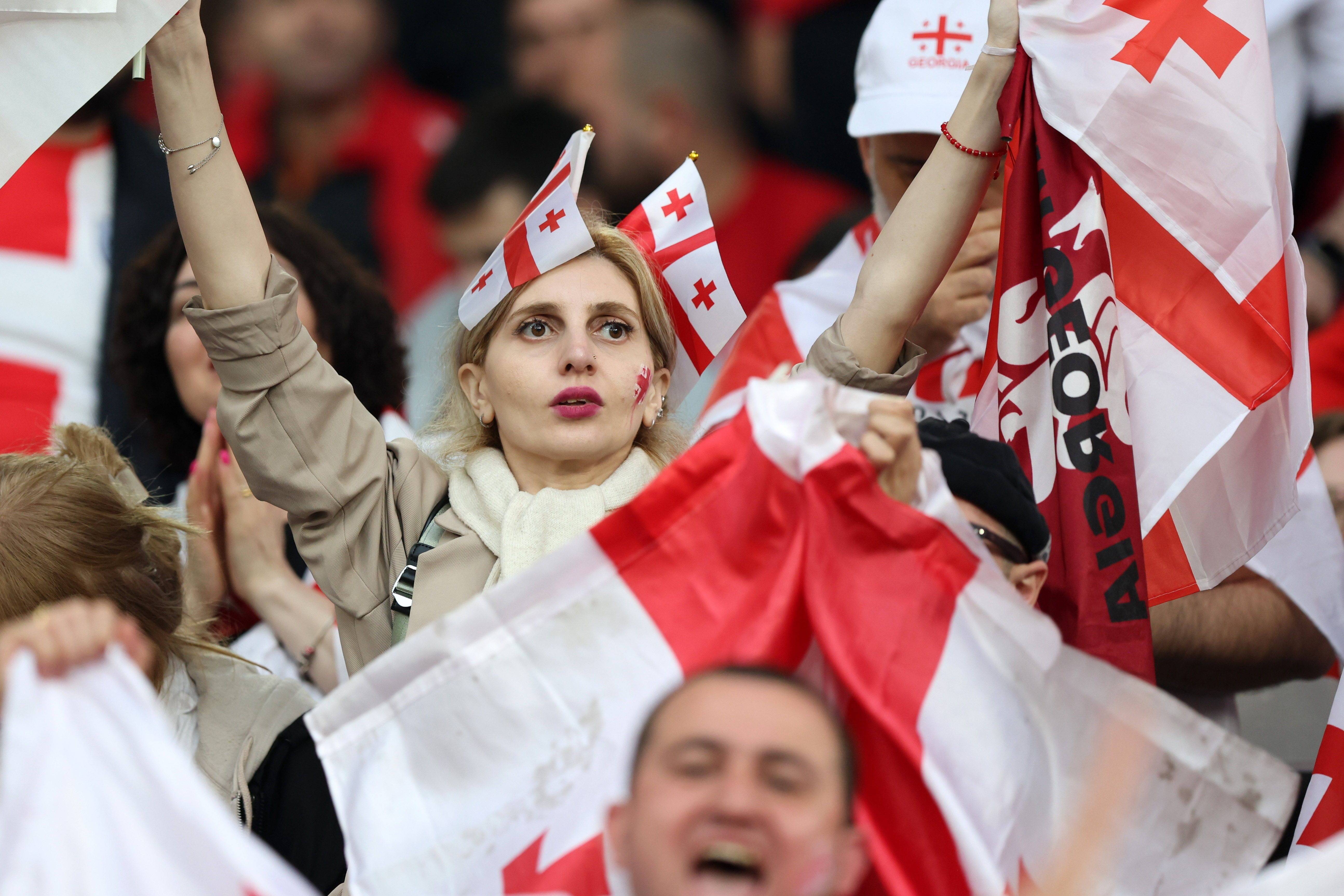 比利时力克意大利晋级,意大利球迷沮丧离场 比利时力克意大利晋级,意大利球迷沮丧离场