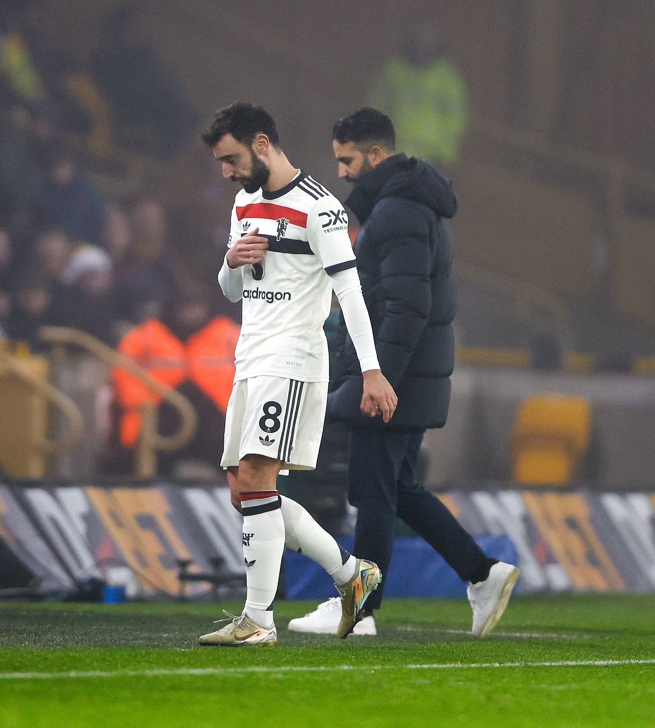 曼联最近一场比赛遭遇重大失利,紧急寻找突破口 曼联最近一场比赛遭遇重大失利,紧急寻找突破口