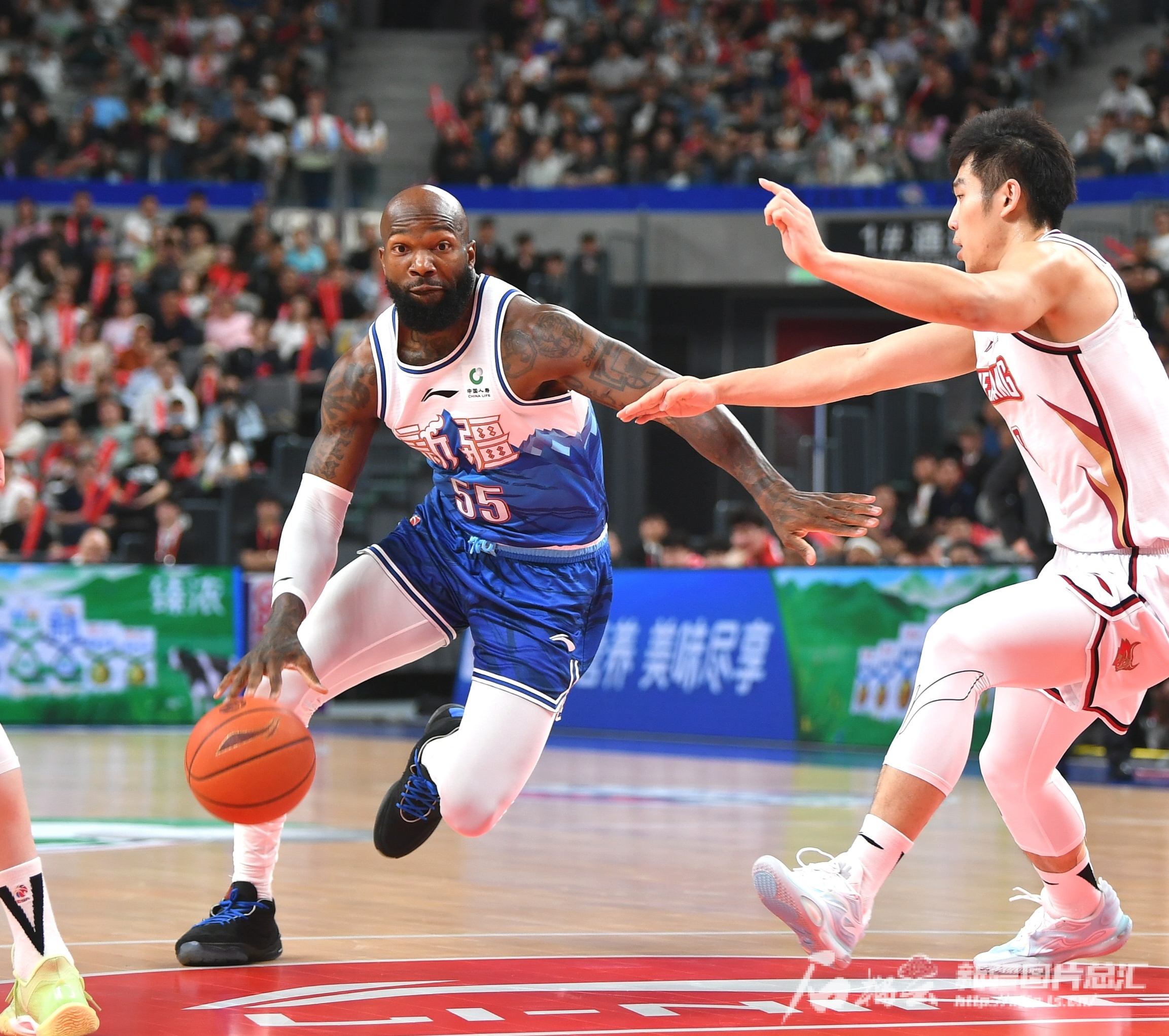 新疆队在主场大胜,士气高昂无人能敌 新疆队在主场大胜,士气高昂无人能敌