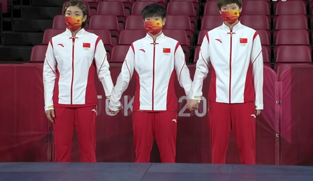 俄罗斯田径选手力克对手,登上领奖台 俄罗斯田径选手力克对手,登上领奖台