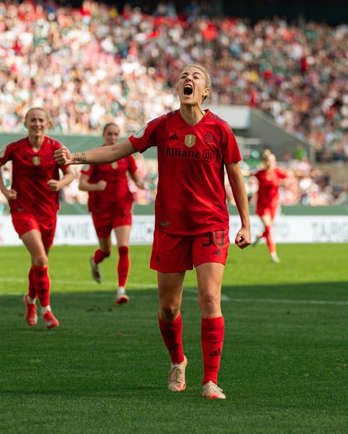 德国女足队员荣膺最佳射手称号 德国女足队员荣膺最佳射手称号