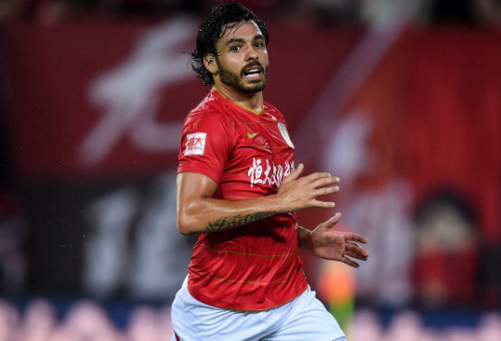 巴西选手在沙滩排球比赛中向冠军发起冲击激烈,积极备战 巴西选手在沙滩排球比赛中向冠军发起冲击激烈,积极备战